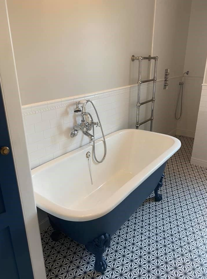 Victorian style bathroom with clawfoot tub